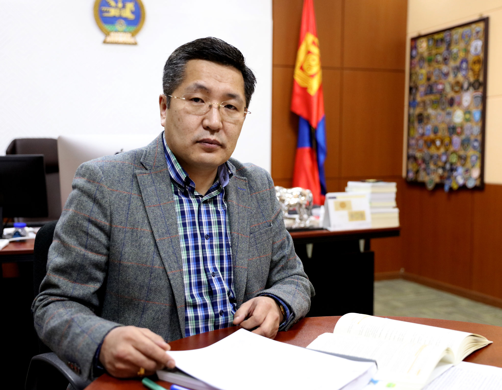 УЕПГ-ЫН  ТУСГАЙ ХЯНАЛТЫН  ХЭЛТСИЙН ДАРГА , ХУУЛЬ ЦААЗЫН ТЭРГҮҮН ЗӨВЛӨХ Д.ДАГВАСҮРЭН:  ХУУЛИАР “МӨРДӨН ШАЛГАХ НУУЦ АЖИЛЛАГАА”-Г ЗӨВХӨН ПРОКУРОРЫН ЗӨВШӨӨРӨЛТЭЙ ЯВУУЛДАГ